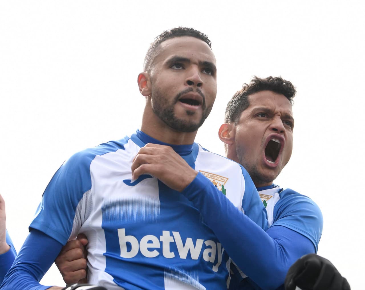 El leganés de Javier Aguirre se impone 2-0 ante el Espanyol y se despega del último lugar de la tabla de La Liga española. Los autores de los goles fueron Martín Braithwaite y Youssef En-Nesyri.