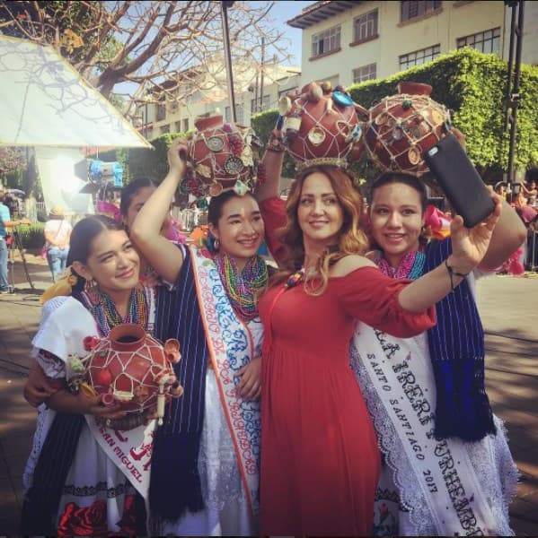 Andrea Legarreta con las Ireris de Uruapan.