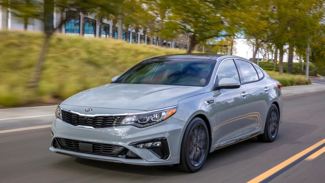 <h3 class="cms-H3-H3"><b>9. Kia Optima</b></h3>
<br>
<b>Precio inicial: $22,990</b>
<br>
<b>Diferencial porcentual de precio sobre modelo de un año de uso: 31.3%</b>
<br>
<b>Diferencial de precio en dólares sobre modelo de un año de uso: $7,574</b>
<br>El elegante sedán mediano de Kia cuenta con una cabina sorprendentemente lujosa para su categoría y ofrece mucho 
<b>espacio interior y suavidad de manejo</b>, aunque podría mejorar en términos de potencia y respuesta.