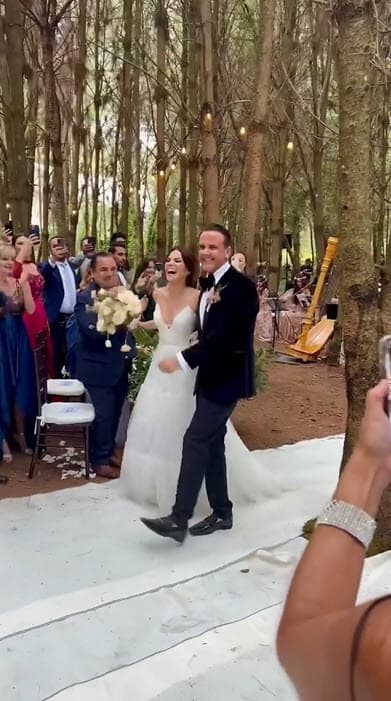 "Es el color que sentimos en nuestra vida con las bendiciones que Dios nos ha dado y también queríamos que se sintiera lo mexicano".
<br>