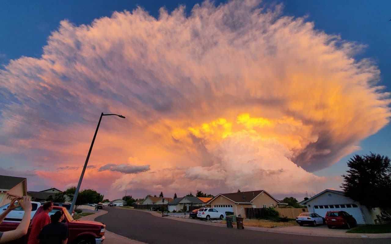 El Servicio Meteorológico Nacional (NWS) emitió este viernes por la noche una alerta de tornado para el condado Shasta, en el norte de California, en respuesta a la aparición de nubes de embudo sobre la ciudad de Redding.