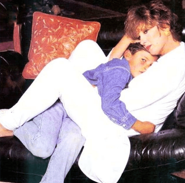 Esta es la imagen publicada por 
<b><a href="https://www.univision.com/temas/sebastian-zurita" target="_blank">Sebastián Zurita</a></b>, el actor todavía era un niño y aparece recostado sobre el regazo de su madre. De inmediato los likes y comentarios de apoyo por parte de seguidores y amigos famosos aparecieron.