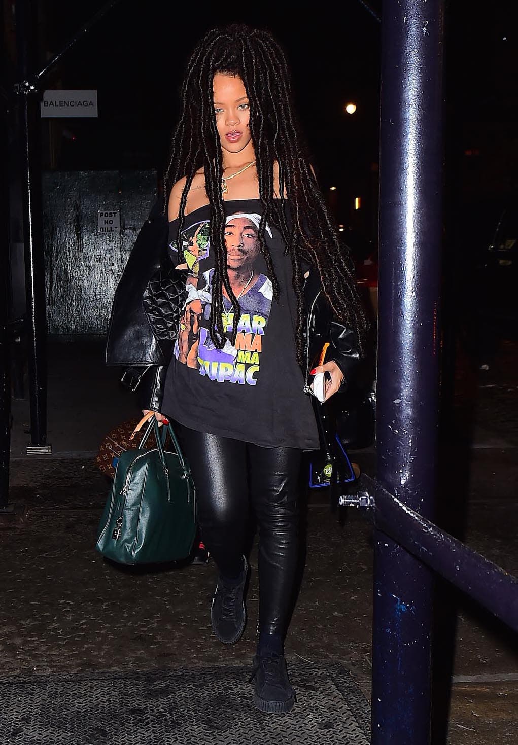 Para las jovencitas que son fans de Rihanna se habrán fijado igualmente en que lleva una chaqueta de piel que no tapa los hombros.