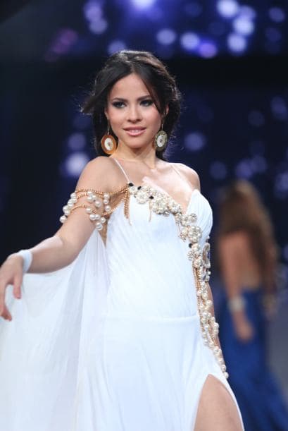 Acompañadas de Yazaira, la ganadora de Va Por Ti, las chicas de Nuestra Belleza Latina desfilaron trajes de alta costura de parte de los diseñadores Wilfredo Gerardo, Prince Julio Cesar, Benito Santos, David Salomón, Carlos Alberto y Douglas Tapia ¿Cuál fue tu favorito?