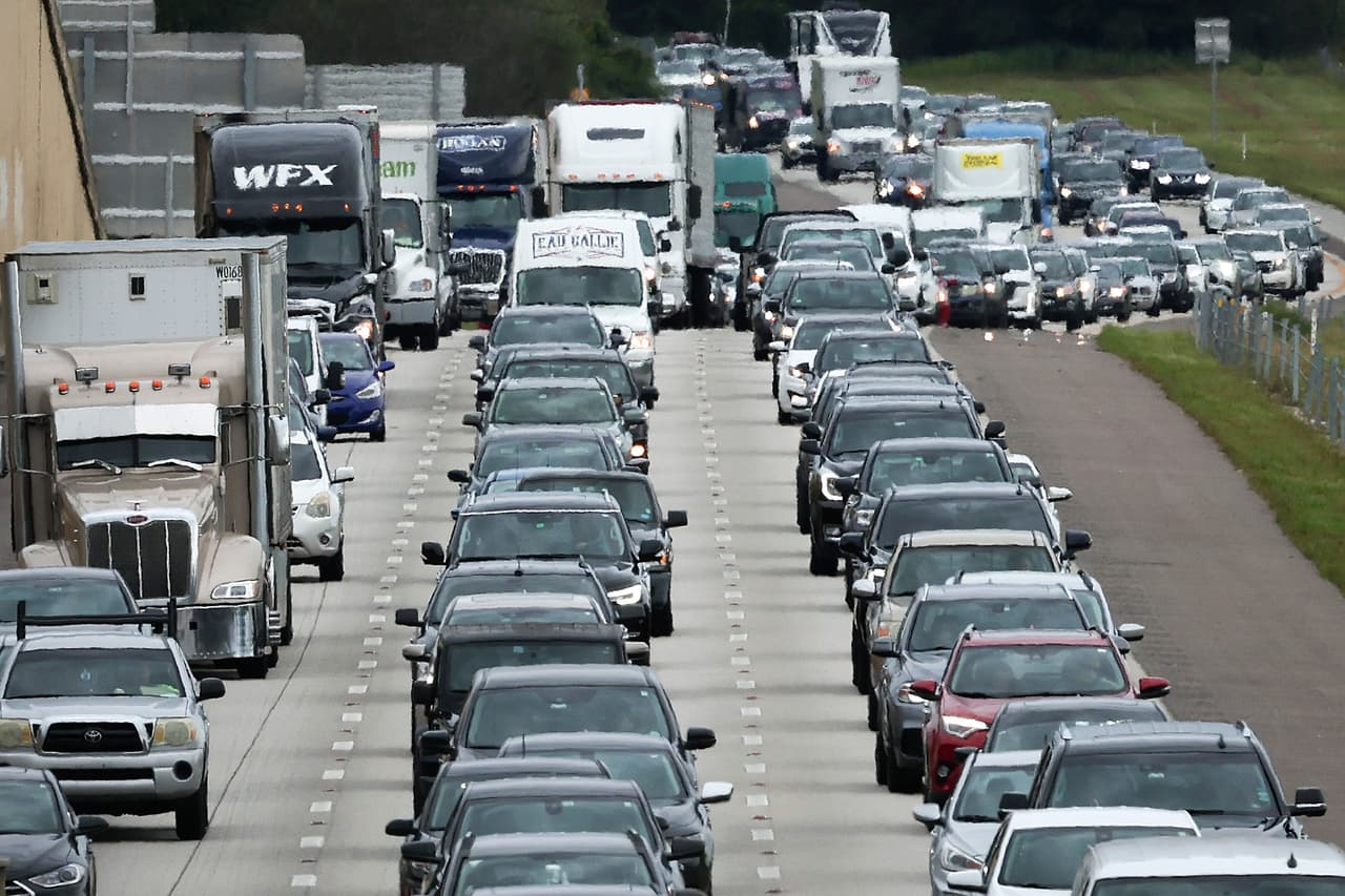 En Florida las autoridades ordenaron la evacuación de 2,5 millones de personas.
<a href="https://www.univision.com/local/tampa-wvea/calles-vacias-y-vehiculos-abandonados-el-panorama-en-el-condado-pinellas-a-horas-de-la-llegada-del-huracan-ian-video">Cerca de 400,000 habitantes de los condados Pinellas y Hillsborough han tenido que evacuar</a> el área de riesgo de manera obligatoria. Por el momento las calles se ven cada vez más vacías y hay varios vehículos abandonados.