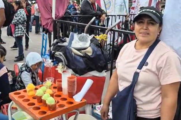 Aunque es un día de otoño y con nubes en el cielo, asistentes al Zócalo disfrutaron de ricas nieves de limón y de mango. Chilito para quienes así lo quisieran.