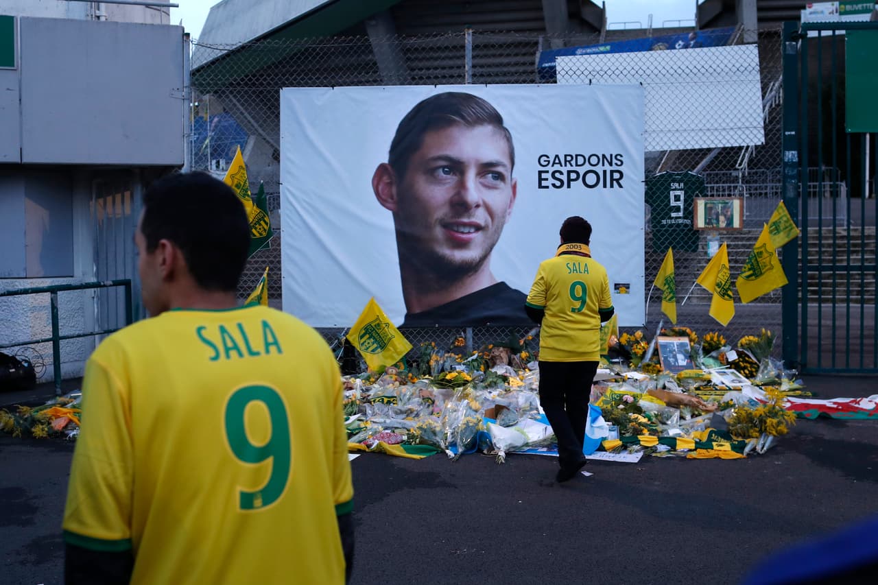 Emiliano Sala (28 años) – El talentoso delantero argentino falleció en 2019, en un accidente de avión, cuando viaja hacía Cardiff ciudad que albergaba al que sería su nuevo club, Cardiff City.