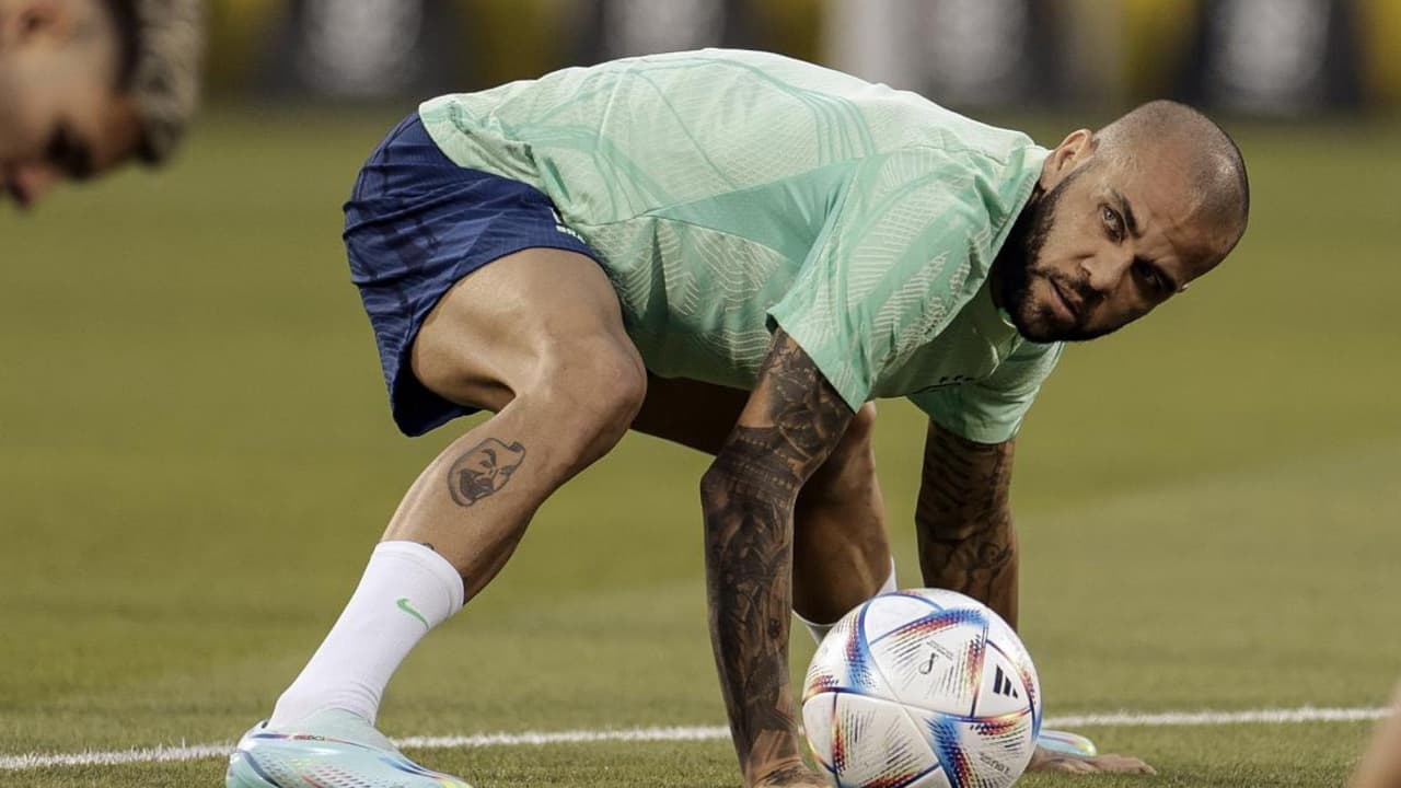 Dani Alves juega su primer partido de futbol en prisión