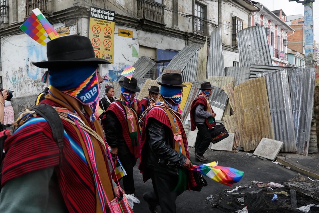 Desde la partida de Morales, sus partidarios han protestado tomando las calles, convencidos de que su salida se debió a un "golpe de Estado" urdido por la oposición. "El país está dividido y personas de los distintos sectores del espectro político se encuentran indignados. En una situación como esta, las acciones represivas de parte de las autoridades simplemente avivarán más esa ira, y pueden poner en peligro cualquier camino de diálogo posible", declaró Bachelet.