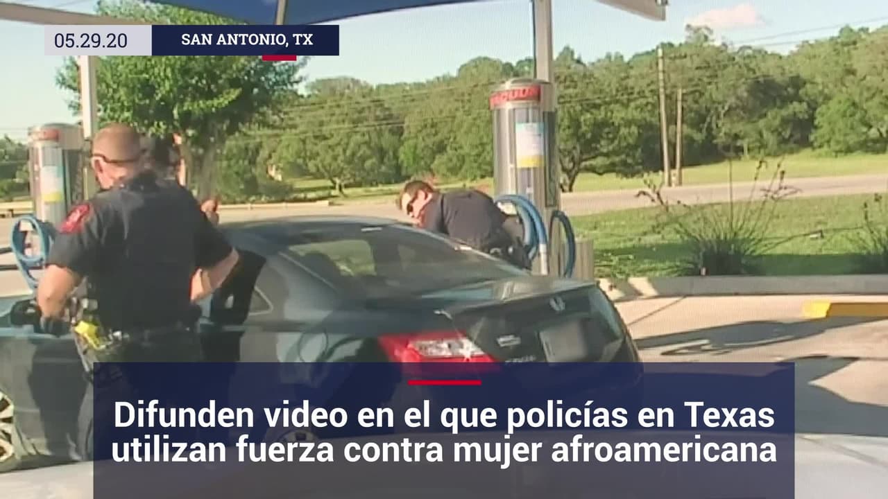 Una mujer afroamericana es sacada por la fuerza de su auto por cuatro policías