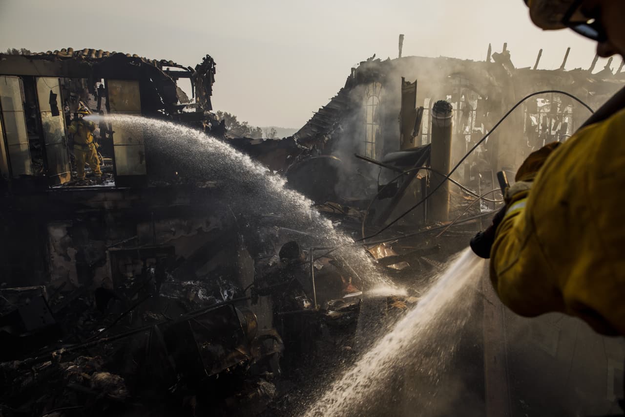 La propiedad contaba con pisos de nogal tallados a mano, varias chimeneas antiguas de piedra, mampostería intrincada, chimenea y garaje para tres automóviles.