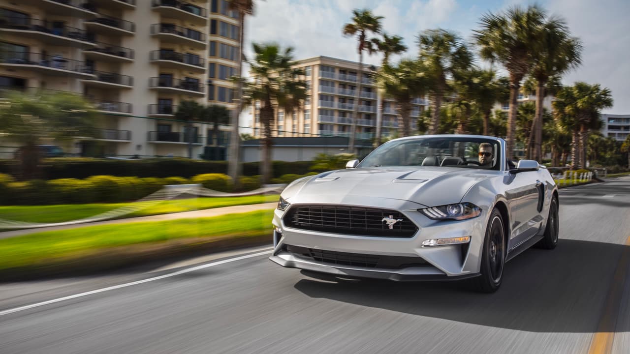 Visualmente el frontal del Ford Mustang GT California Special 2019 se distingue de sus hermanos más plebeyos por su parrilla negra con el emblema del caballo con las tres barras al lado izquierdo. De resto, vemos el mismo frontal inspirado por
<b><a href="https://www.univision.com/noticias/coupes/la-mascara-de-darth-vader-inspiro-el-diseno-del-ford-mustang-2018" target="_blank"> la máscara de Darth Vader</a></b> incluyendo los nuevos faros de niebla LED, cuya tecnología ha hecho que los enormes faros de niebla empotrados en la parrilla del Mustang GT sean cosa del pasado. 
<br>
<br>En los lados conseguimos una franja lateral negra que corre por el medio de las puertas con las siglas GT/CS en su parte delantera y una entrada de aire falsa justo después del final de las puertas.