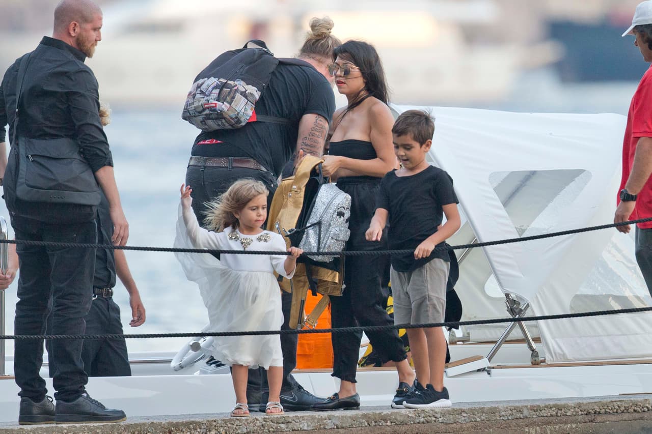 La famosa familia todo el tiempo estuvo rodeada de un fuerte cuerpo de seguridad.