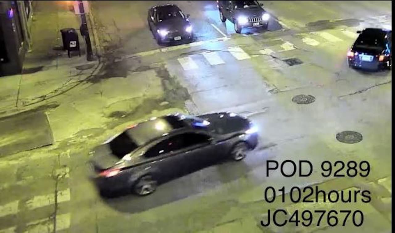 La policía de Chicago hizo públicas las imágenes del presunto vehículo manejado por los sospechosos.