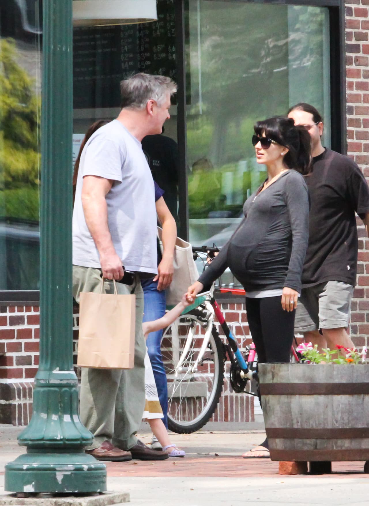 ¡Él quiere sujetar su mano!