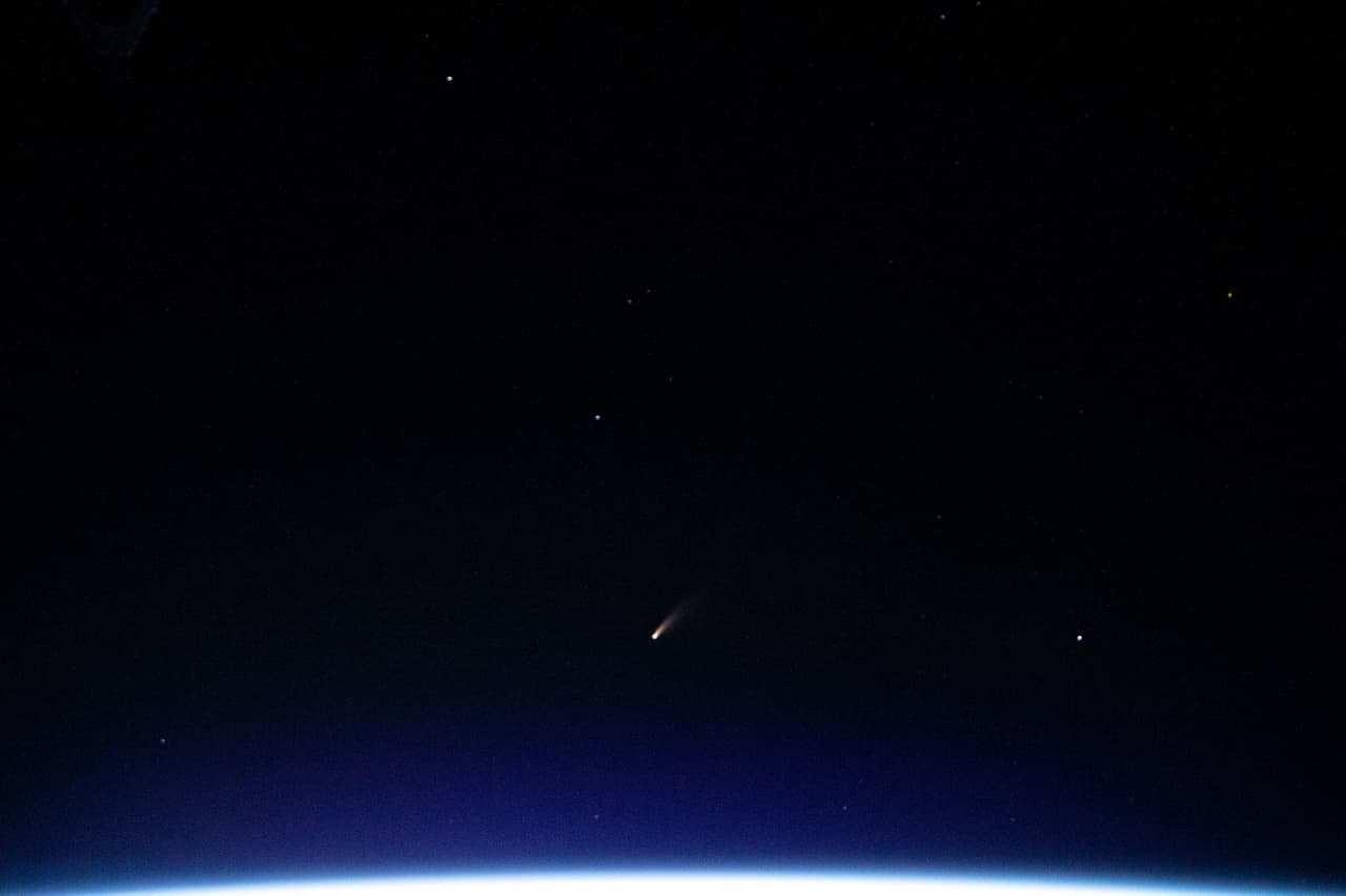 La pequeña estrella fugaz que se puede apreciar al centro inferior de la imagen es el 
<a href="https://www.univision.com/noticias/el-cometa-neowise-podra-ser-detectado-a-simple-vista-esta-semana-y-es-el-mas-brillante-que-se-observa-en-mucho-tiempo">cometa Neowise.</a> 
<b>Fue fotografiado desde la Estación Espacial Internacional el pasado 5 de julio, mientras orbitaba sobre el mar Mediterráneo</b>, entre Italia y Túnez.