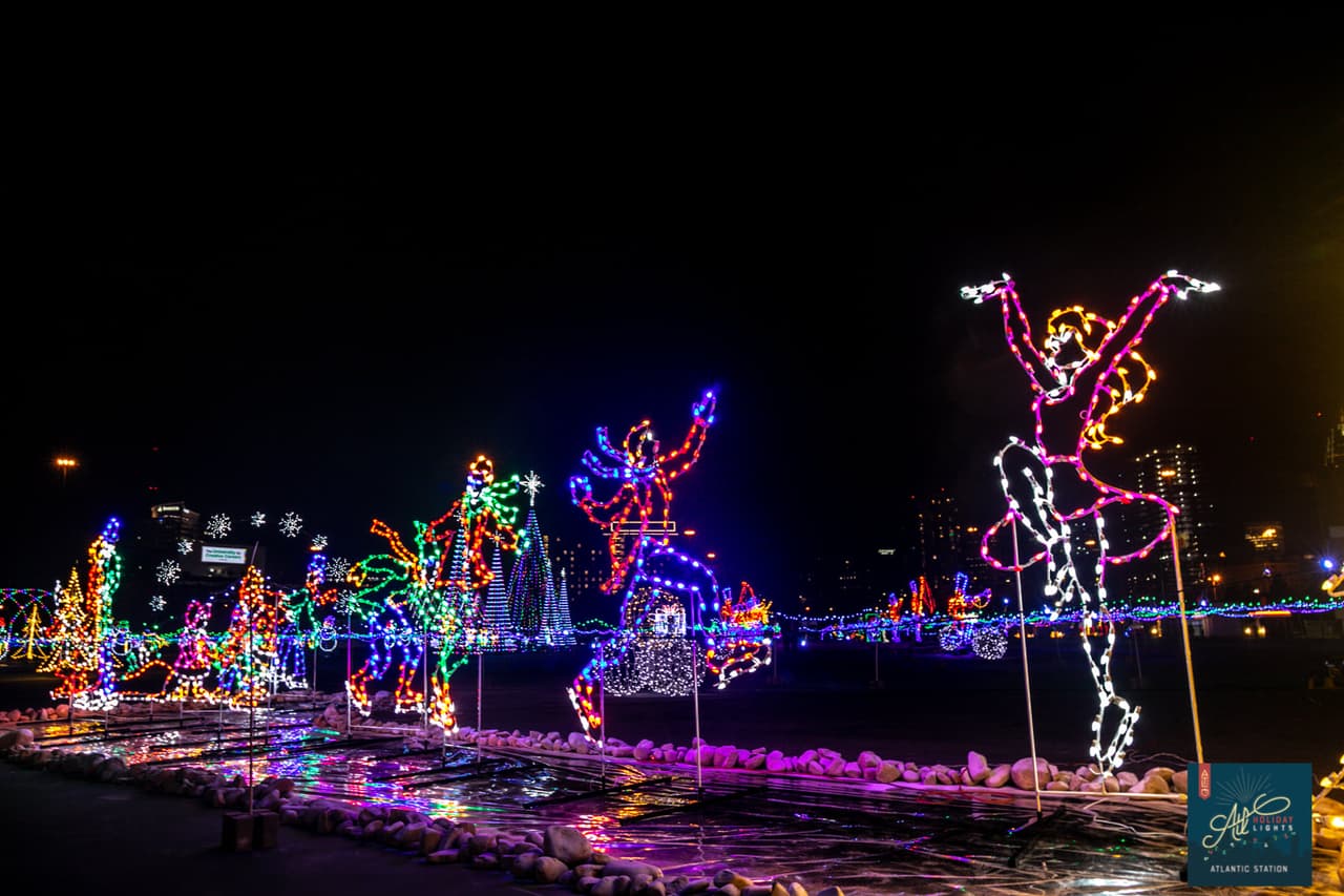 <b>Lights Over Alpharetta</b>
<br>
<b>Fechas</b>: 24 de noviembre al 30 de diciembre
<br>
<b>Lugar</b>: Ameris Bank Amphitheatre. 2200 Encore Pkwy. Alpharetta, GA
<br>
<b>Sitio web</b>:
<a href="https://lightsoveralpharetta.com/">https://lightsoveralpharetta.com/</a>
<br>
<br>Exhibición de luces navideñas en el anfiteatro. Se podrán realizar recorridos en auto y a pie.