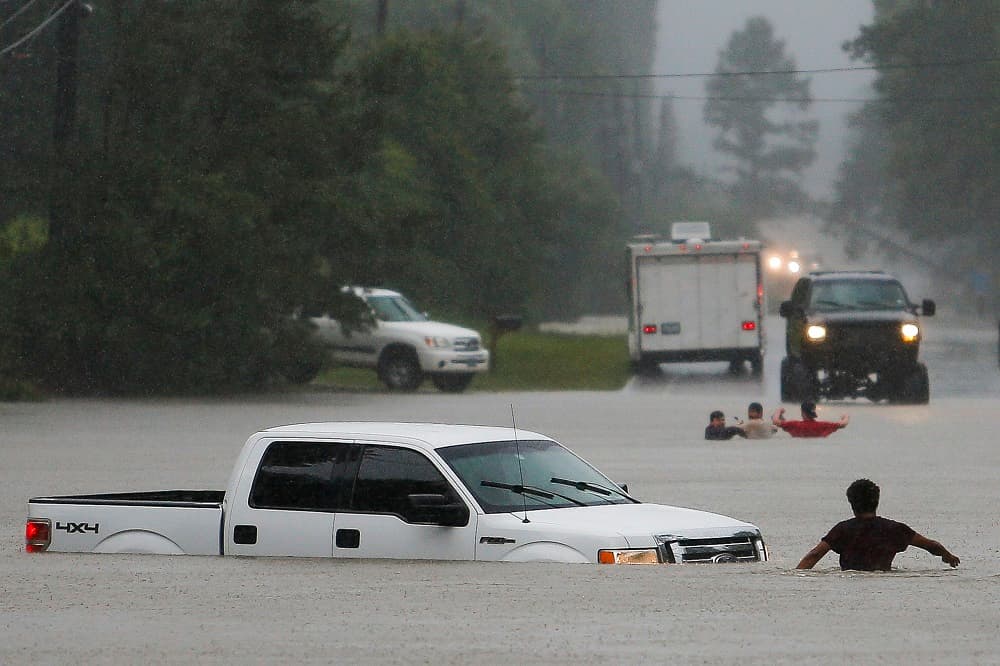 Las 5 cosas que debes hacer primero si quedas atrapado en tu auto durante una inundación