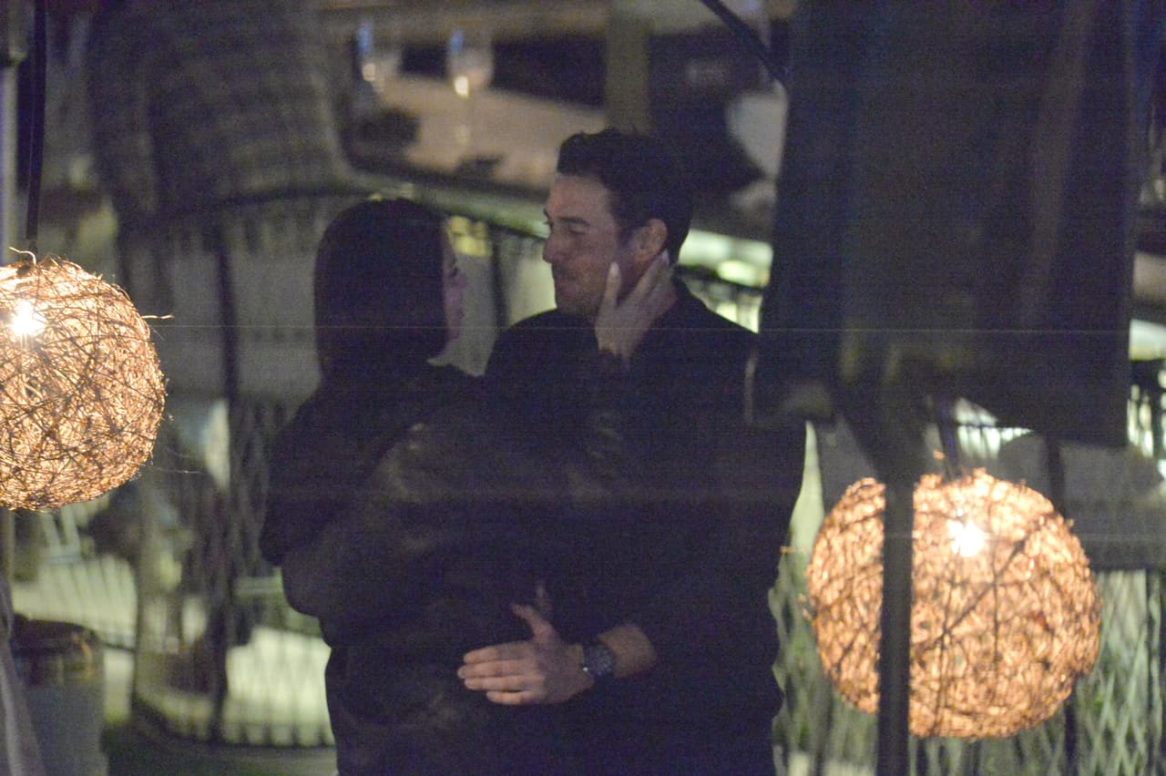 Adriana Lima rompió con el receptor de New England Patriots Julian Edelman hace sólo una semana. Sin embargo, se le vio besándose en un restaurante con el chico malo de los muchachos de Nueva York Mitch, Matt Harvey. Estas son las primeras fotos de la nueva pareja. La pareja llegó en yate y cenaron y tomaron champán por horas en el River Yacht Club el 15 de marzo de 2017, en Miami, Florida.