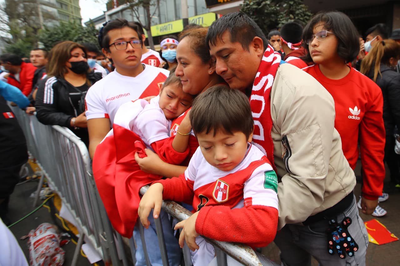 En Doha y en Lima, la tristeza se apoderó de los peruanos tras la eliminación de Perú rumbo al Mundial de Qatar 2022 al caer en penales ante Australia.