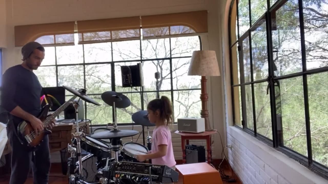 En el video la niña de 5 años aparece muy concentrada mientras 
<b><a href="https://www.univision.com/entretenimiento/sorprende-aaron-diaz-con-su-atrevido-estilo-para-tocar-la-bateria-sin-camisa-y-a-los-fans-les-encanta-video">su padre toca la guitarra eléctrica</a></b>. 
<br>