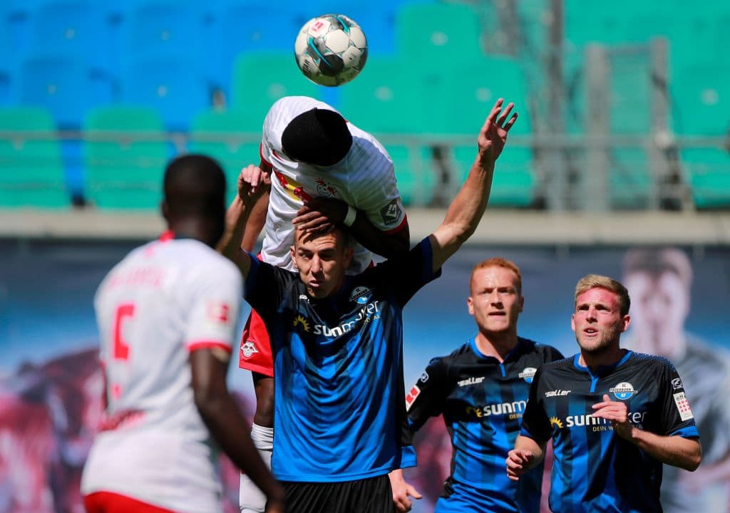 Christopher Nkunku se levanta para pelear el balón con Uwe Hunemeier y termina cometiendole falta al jugador del Paderborn.