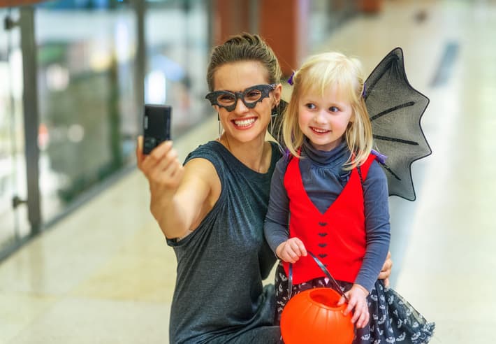 <b>No se trata sólo del caramelo, también del disfraz</b>. “Cada año hacemos una gran fiesta familiar en la que todos nos disfrazamos. De ese modo, mi hija se emociona más por el hecho de la ropa que por los caramelos”, cuenta Leighann Calentina, autora del
<a href="http://www.d-mom.com/">blog D Mom</a>, cuya hija de 6 años tiene diabetes tipo 1.
<br>