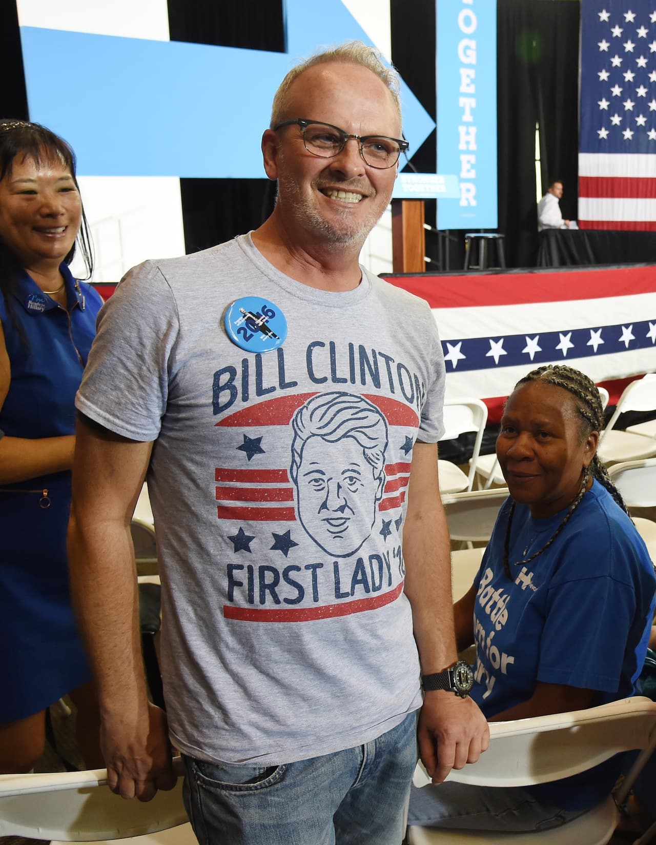 Lejos de los estereotipos de género, esta camiseta celebra a Billa Clinton, como la Primera Dama de la nación, un cargo que tendrá que ser cambiado por ¿Primer Caballero? Getty Images