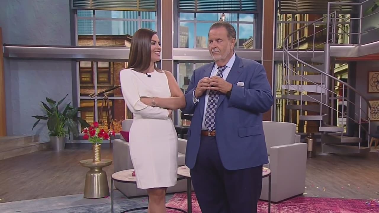 El Gordo confesó que tuvo que viajar 15 horas para llegar a Miami. Y ya que estaba de vuelta en el programa, tenía toda la actitud para dar las noticias del momento en el mundo de los espectáculos.
