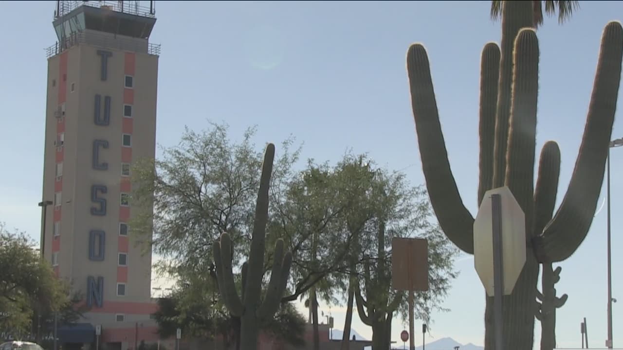 Encuentran a un recién nacido abandonado en un baño de un aeropuerto de Arizona