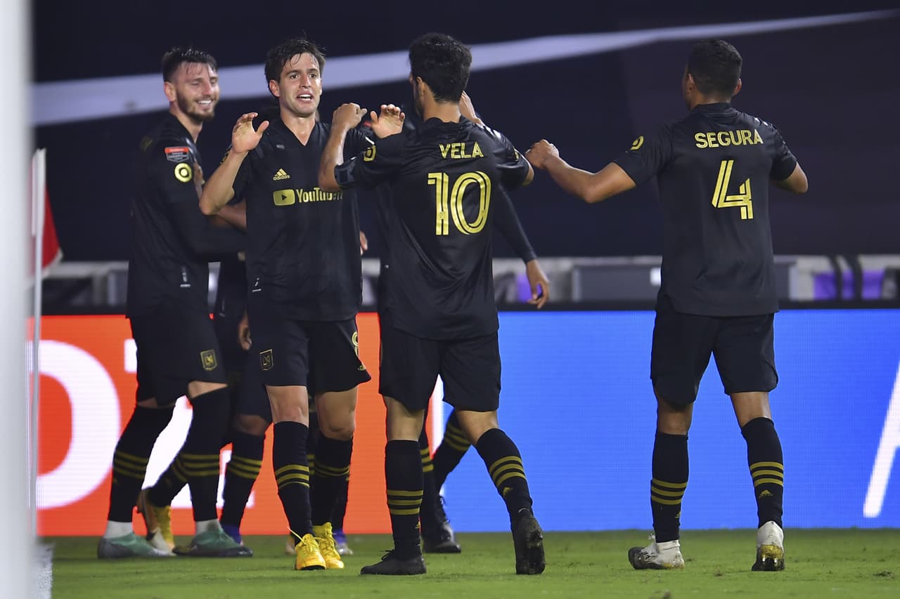 Cáceres (11’) abrió el marcador muy temprano en el partido. Iniciando la segunda mitad, Carlos Vela (46’, 47’) empató y dio vuelta al marcador. Blessing (90+5’) marcó el tercero para los de Bradley que se medirán a los Tigres de la UANL en la Final del certamen.
