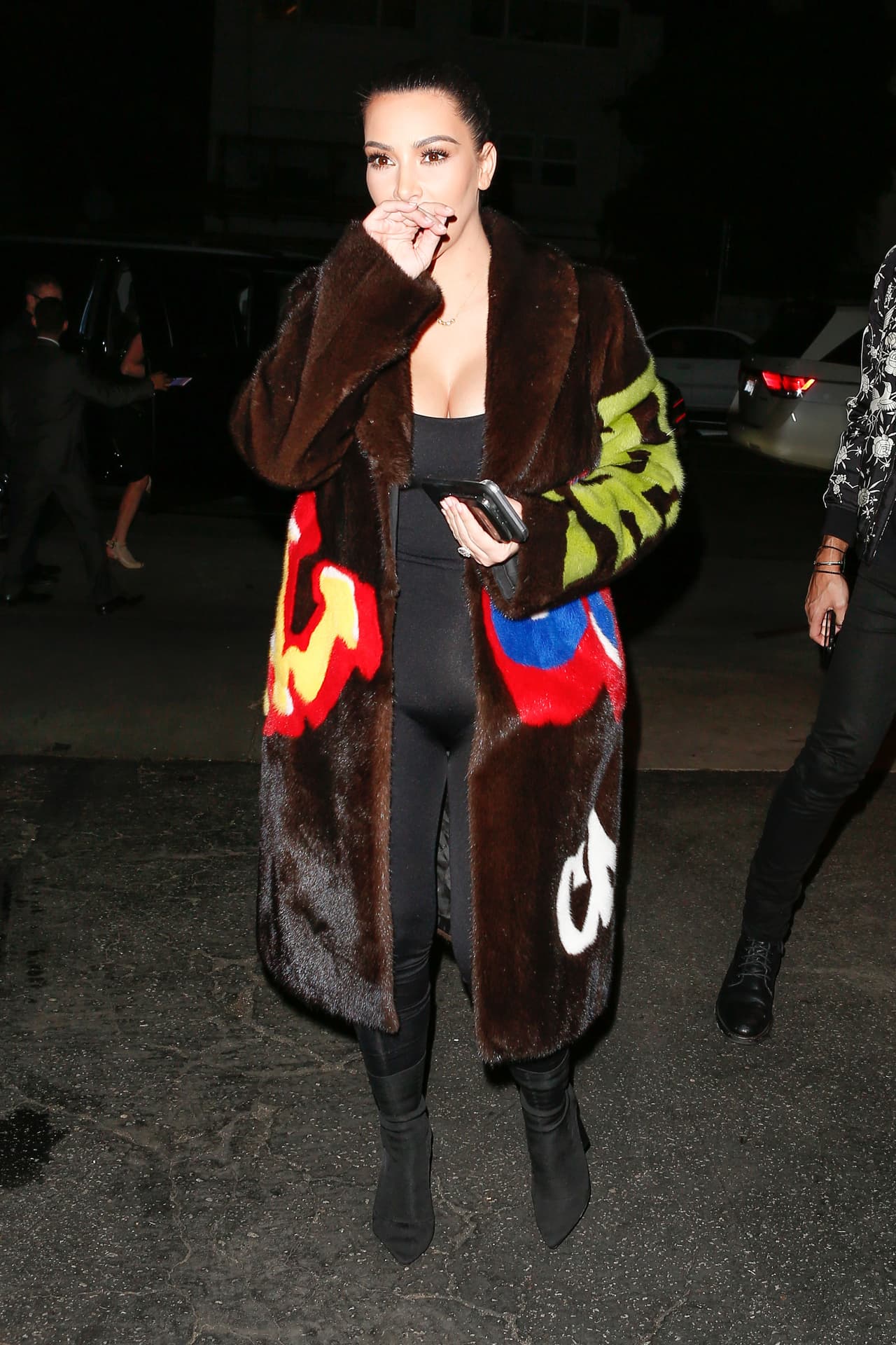 Como parte de la salida con su amigo, en algún momento la estrella de 
<b><a href="https://www.youtube.com/channel/UC8oimTPVHKiC7oL3QgdKbgg">'Keeping up with the Kardashians'</a></b> aseguró que notaron que un séquito de fotógrafos los estaban siguiendo, por lo que aumentaron la velocidad del auto para tratar de perderlos.