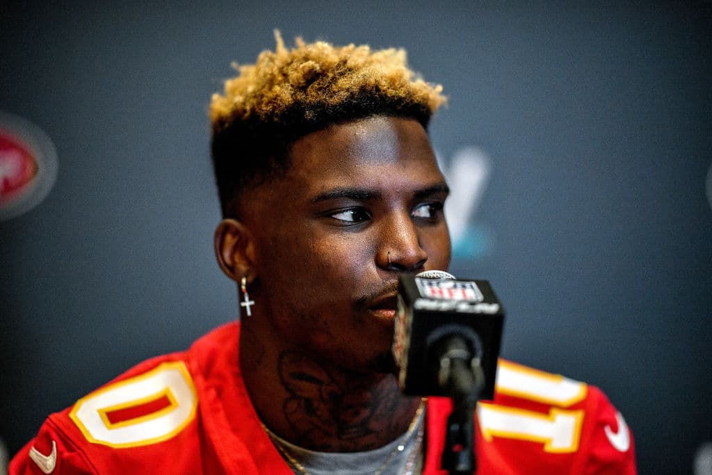 Entre incrédulo y muy divertido, Tyreek Hill comparte su punto de vista con la prensa.