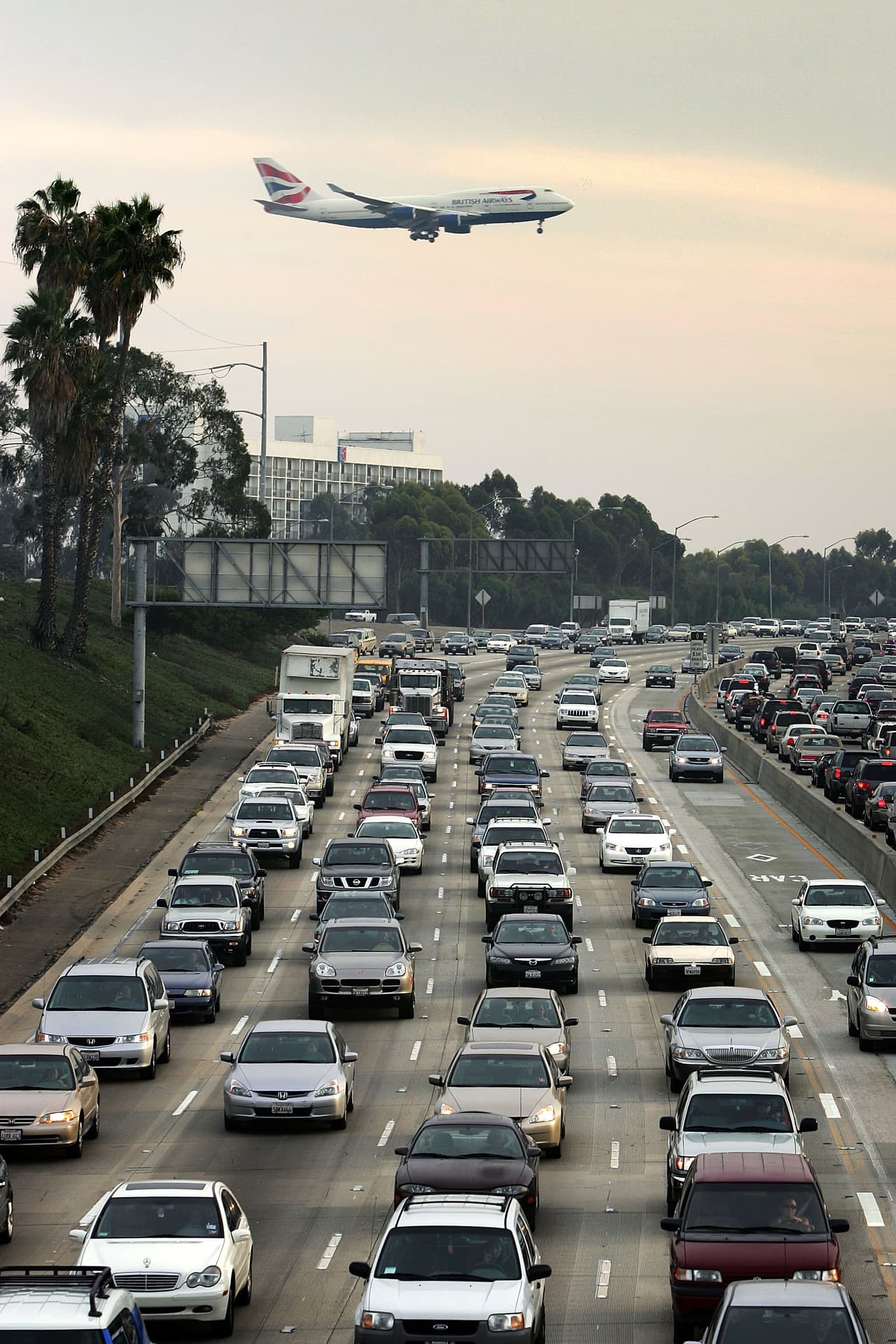 <b>N° 1: Los Ángeles</b>, California, es la ciudad en la cual el tránsito vehicular tiene mayor impacto y costo para los automovilistas. Se estima que en 2026 los costos vayan en 90,000 millones de dólares, 42% más alto que el de Nueva York (63.9 mil millones) y tres veces más que Washington D.C. (29.2 mil millones). Esta ciudad reporta 10,385 puntos de tráfico vehicular.
<br>