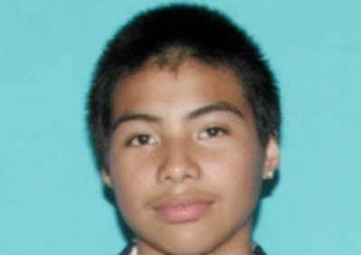 Según informes de los testigos, se cree que Mederos, de 19 años en ese momento,
<b> huyó a México después de los asesinatos,</b> aunque es posible que haya regresado a los Estados Unidos.
<br>
<br>
<b>"Haber cometido dos homicidios a una edad tan temprana muestra cuán violento fue y cuán violenta fue la pandilla"</b>, dijo el agente especial Terry Postma, de la División del Seattle del FBI. 
<br>
<br>
<a href="https://www.fbi.gov/wanted/topten/santiago-mederos" target="_blank">La agencia ofrece una recompensa de hasta 100,000 dólares por información que conduzca a su captura.</a>
<br>