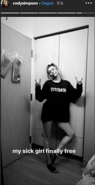 Simpson la acompañó mientras estuvo internada en el hospital: "Mi niña enferma
<b><a href="https://www.univision.com/famosos/con-un-par-de-rosas-y-su-guitarra-el-mejor-amigo-de-miley-cyrus-la-visito-en-el-hospital-tras-ser-operada-video" target="_blank">finalmente libre</a></b>", escribió Cody en Instagram junto a esta imagen.