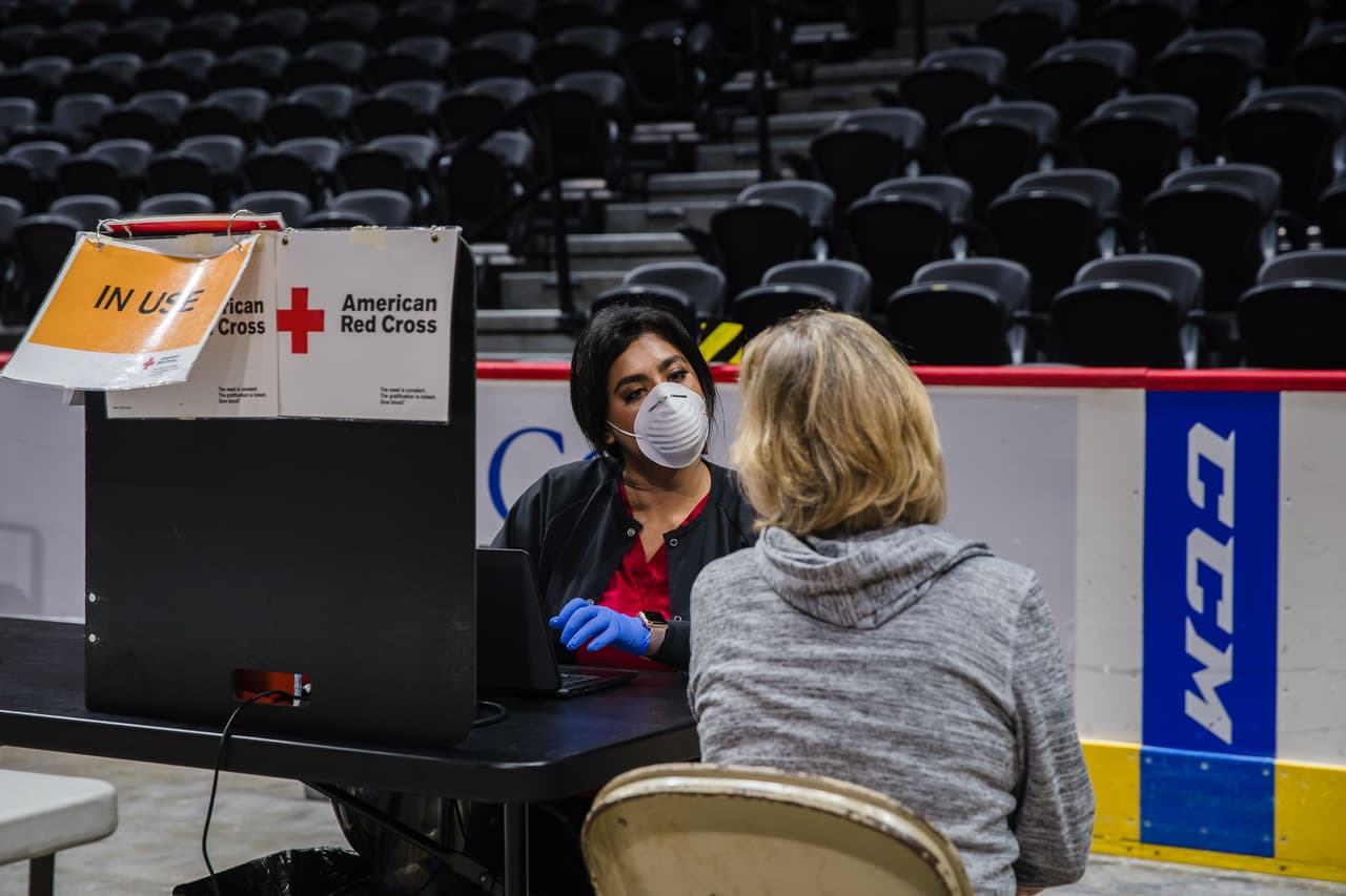 Todos aquellos donantes del mes participarán en un sorteo donde podrán ganar un viaje al Super Bowl LVI en Los Ángeles o 
<i>un paquete de cine en casa y una tarjeta de regalo de $500.</i> Para más información sobre este sorteo, visite: 
<a href="https://www.redcrossblood.org/local-homepage/events/super_bowl.html" target="_blank">RedCrossBlood.org/SuperBowl</a>.