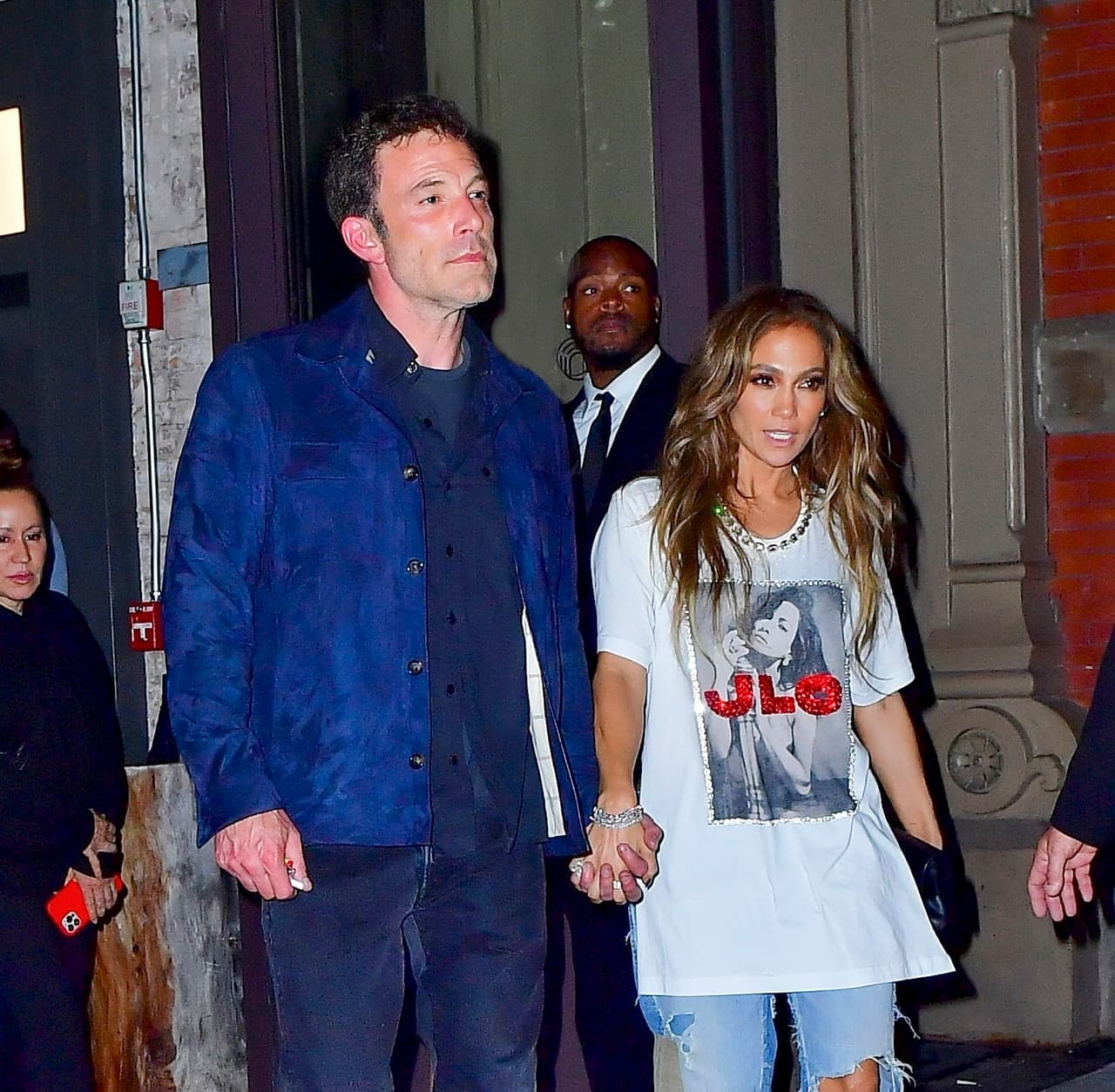 De Central Park se fueron al famoso y exclusivo club Zero Bond de Manhattan en donde volvieron a ser fotografiados 
<b><a href="https://www.univision.com/famosos/jlo-ben-affleck-hamptons-paseo-universal-studios" target="_blank">muy románticos tomados de la mano. </a></b>
<br>