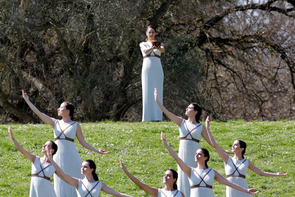 La antorcha olímpica se encendió y será entregada a los organizadores de los Juegos Olímpicos de Tokio 2020 en Atenas el 19 de marzo. El evento lució vacío por medidas sanitarias debido al coronavirus.