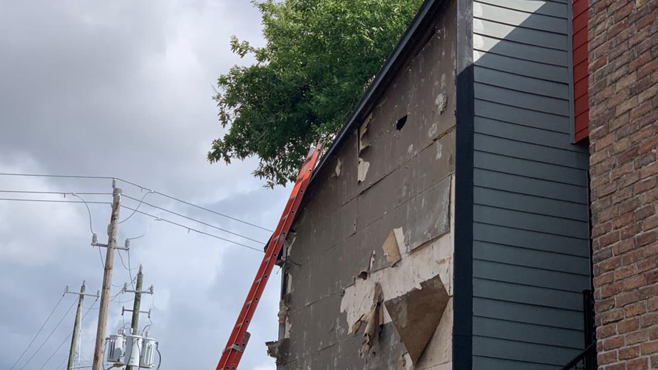 En este edificio existen 16 departamentos y todos se quedaron sin suministro eléctrico.