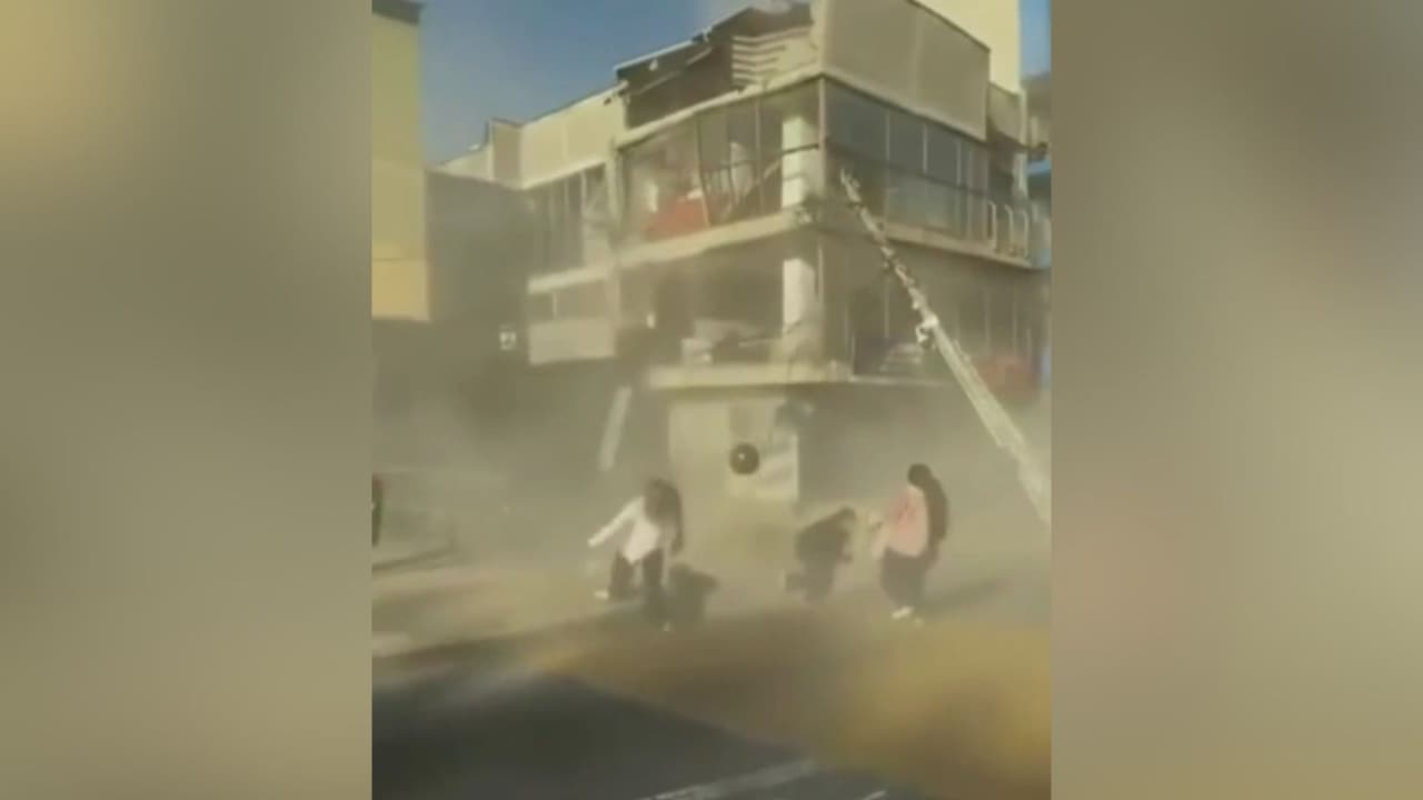 Video: Momento exacto en el que mujer huye de la caída de partes de un edificio por terremoto en Colombia
