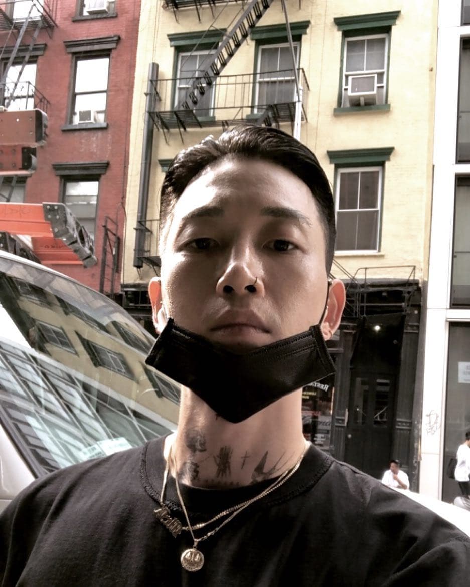 El artista que le hizo el tatuaje a Eiza es coreano. Antes trabajaba como diseñador gráfico y se especializa en líneas delgadas.