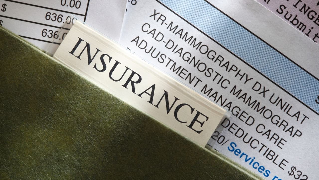 Puede llamar al hospital y al proveedor de atención médica y decir: "
<i>No puedo pagar el precio de la etiqueta. ¿Cuál es el precio más bajo? ¿Qué le facturan a las compañías de seguros oa Medicaid y Medicare?</i>" Averigüe esa cantidad más baja y pregunte por eso. También puede buscar precios justos para procedimientos médicos a través de 
<a href="https://www.healthcarebluebook.com/explore-home/" target="_blank">Healthcare Bluebook</a>.