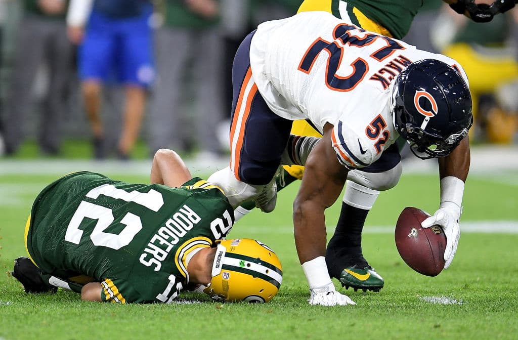 A comienzos del segundo cuarto las cosas se pondrían peor para Green Bay. Khalil Mack capturó a Rodgers y lo lastimó de una rodilla.
