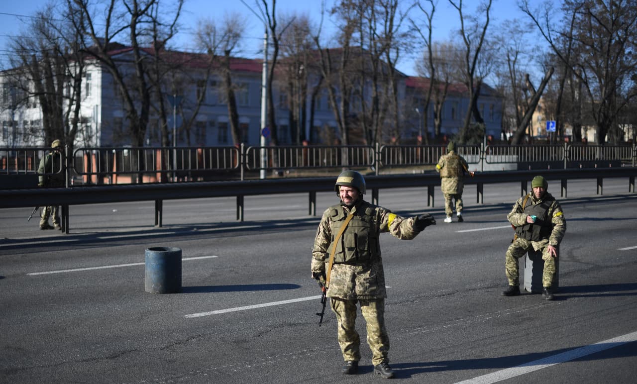 Militares ucranianos patrullando y vigilando calles céntricas de Kiev, asediadas por la invasión de tropas rusas que empezó el jueves.