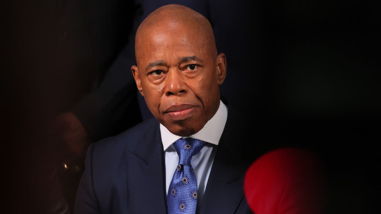 Por qué el alcalde de Nueva York dice que la inmigración masiva "destruirá" la ciudad