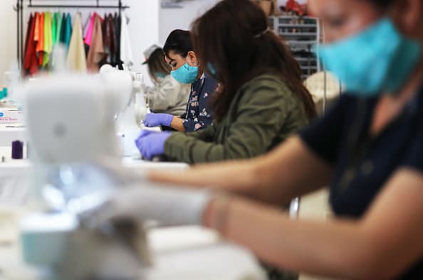 Así que no creas que el uso de una máscara o guantes te hará invencible al contagio del coronavirus.