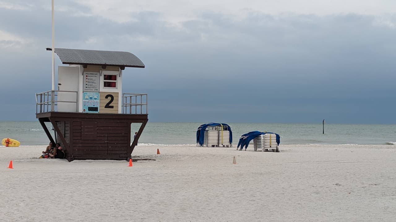 A un costado del muelle hay un área para bañarse en la playa que tiene salvadidas de 9:30 AM a 5 PM.