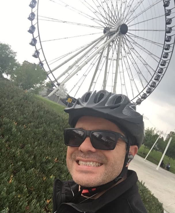 Tiene 41 años, es un experto en branding y especialista en estrategias de posicionamiento.