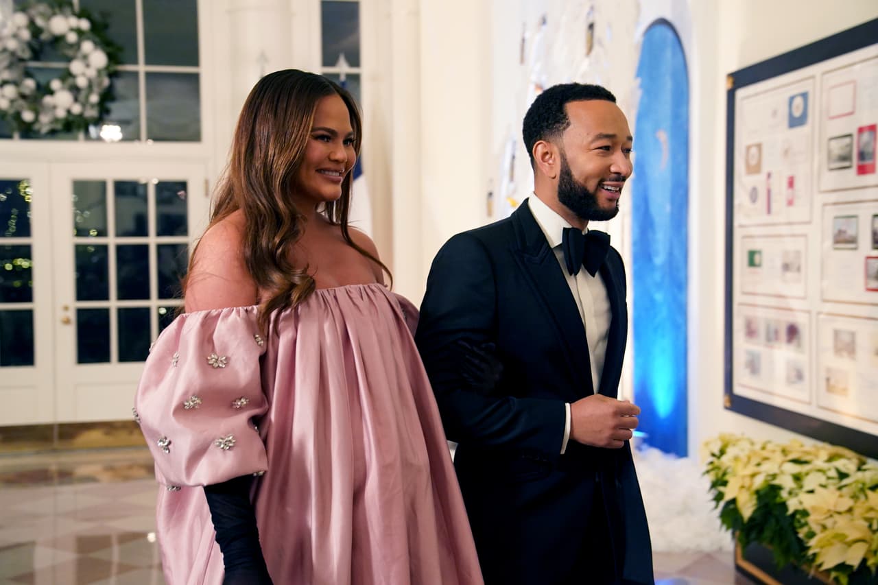 El cantante John Legend y su esposa, Chrissy Teigen.